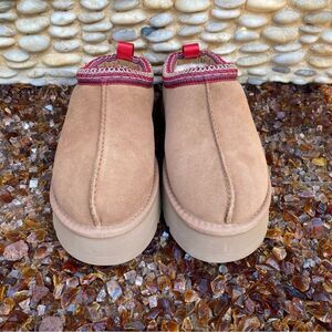 NWT New Elevates Tan Suede Slip-On Platform Slippers/Shoes w/Red Trim 9